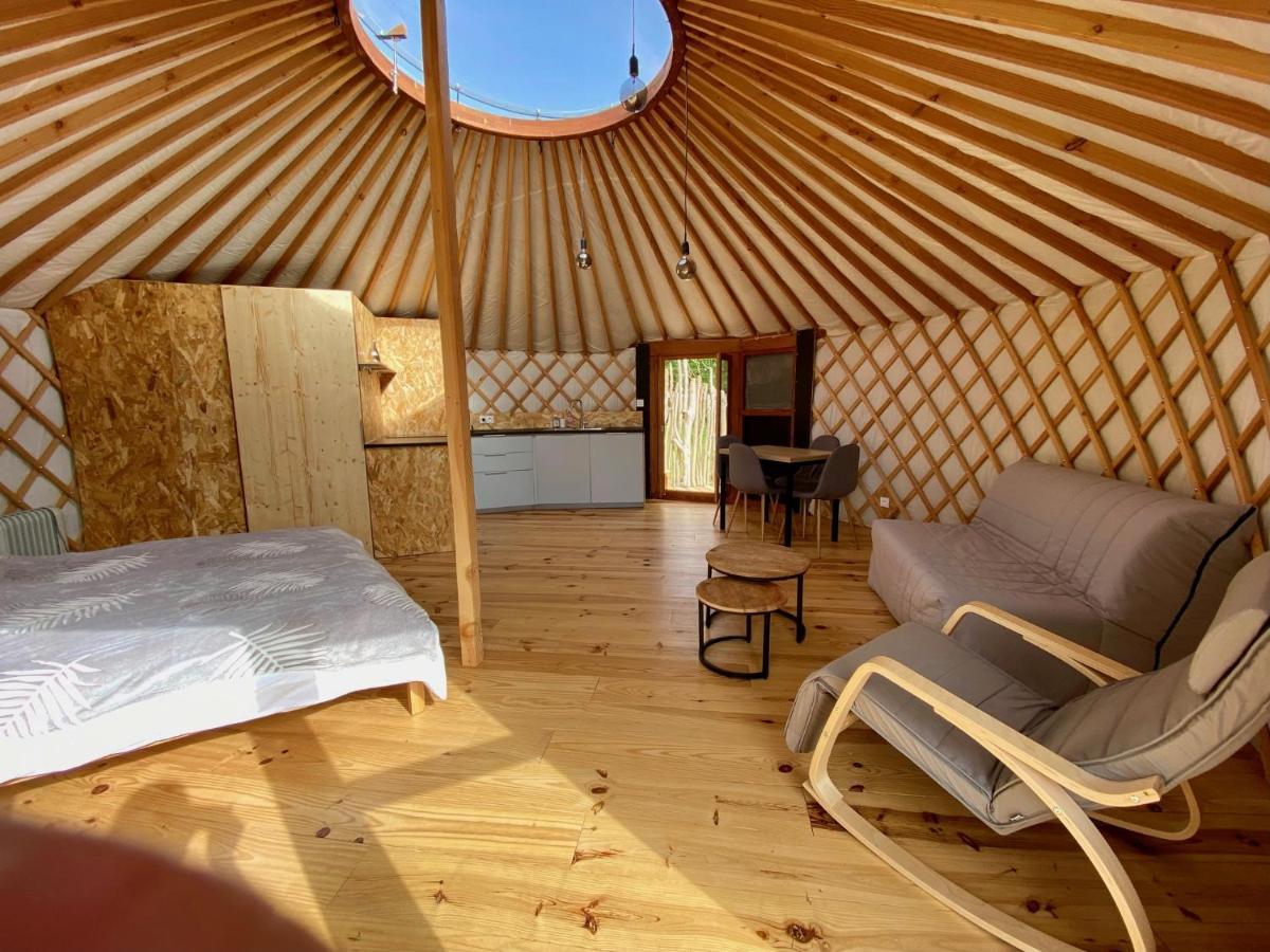 Yourte 2-4 Personnes Avec Spa Saint-Laurent-de-Lévézou Exterior foto